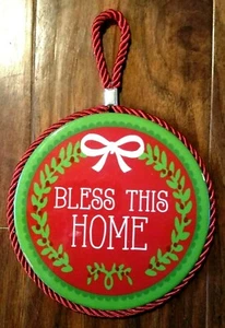 Bless This Home Trivet Rojo Verde Navidad Acebo Corcho-Back con Colgador Brillante - Imagen 1 de 4