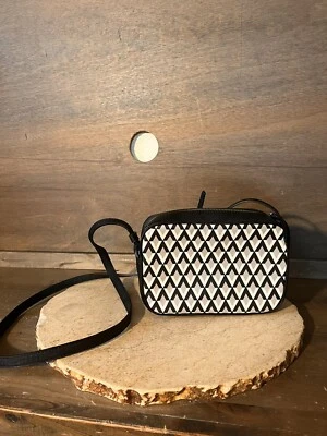Vince Camuto WOMENS CROSSBODY PURSE GEOMETRIC BLACK GRAY WHITE EUC ZIP UP DESIGN - Image 1 of 4