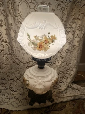 Vintage GWTW Milk Glass Lion Heads Daisies Electric Parlor Table Lamp Hedco NY - Image 1 of 4