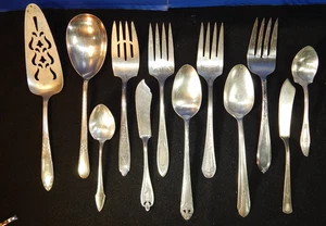 Antiguo plato de plata vintage para servir 12 piezas tenedores de carne cucharas mezclar varios - Imagen 1 de 7