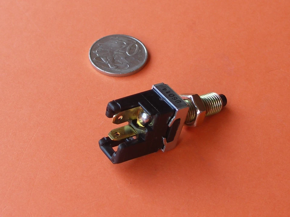 TRAJE INTERRUPTOR LUZ FRENO FORD CAPRI COURIER ECONOVAN FESTIVA LASER RAIDER Foto 1 de 4