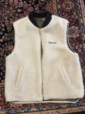 Colete de Trabalho FW16 Supreme Sherpa Lã Reversível Mini Caixa Logotipo - Camuflagem Floresta, M - Imagem 1 de 4