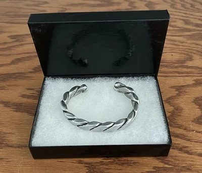  Joyería para hombre - Brazalete de metal retorcido hecho a mano por StoJo  Foto 1 de 4