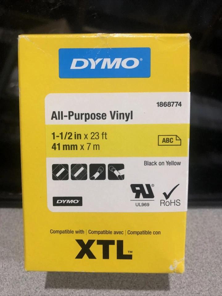 Dymo 1868774 vinil para todos os fins 1-1/2 pol X 23 pés preto sobre amarelo  - Imagem 1 de 1