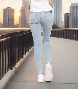 NWT Calvin Klein Women’s Size 31/12 Light Wash Jeans Distressed High Rise Skinny - Picture 1 of 6