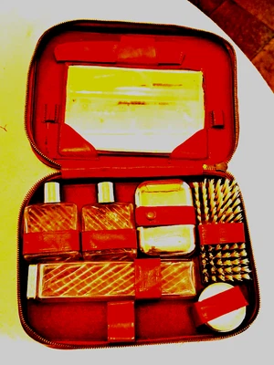 ANCIENNE TROUSSE DE TOILETTES ET DE VOYAGE EN CUIR ROUGE - Photo 1/4