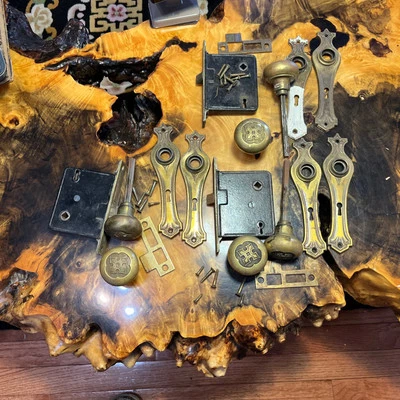 3 antiguos de colección. Perillas de puerta de latón victoriano, placas traseras, juegos de cerraduras de mortaja Foto 1 de 4