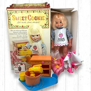 Hasbro SWEET COOKIE Lets Make Some Desert Doll & Kitchen Playset 1972 Boxed Read - Picture 1 of 20