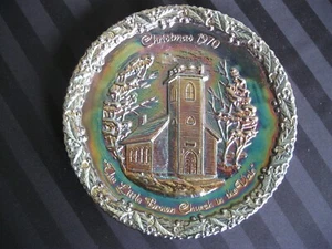 Placa de vidrio azul carnaval Fenton C-182 1970 pequeña iglesia marrón en el valle - Imagen 1 de 3