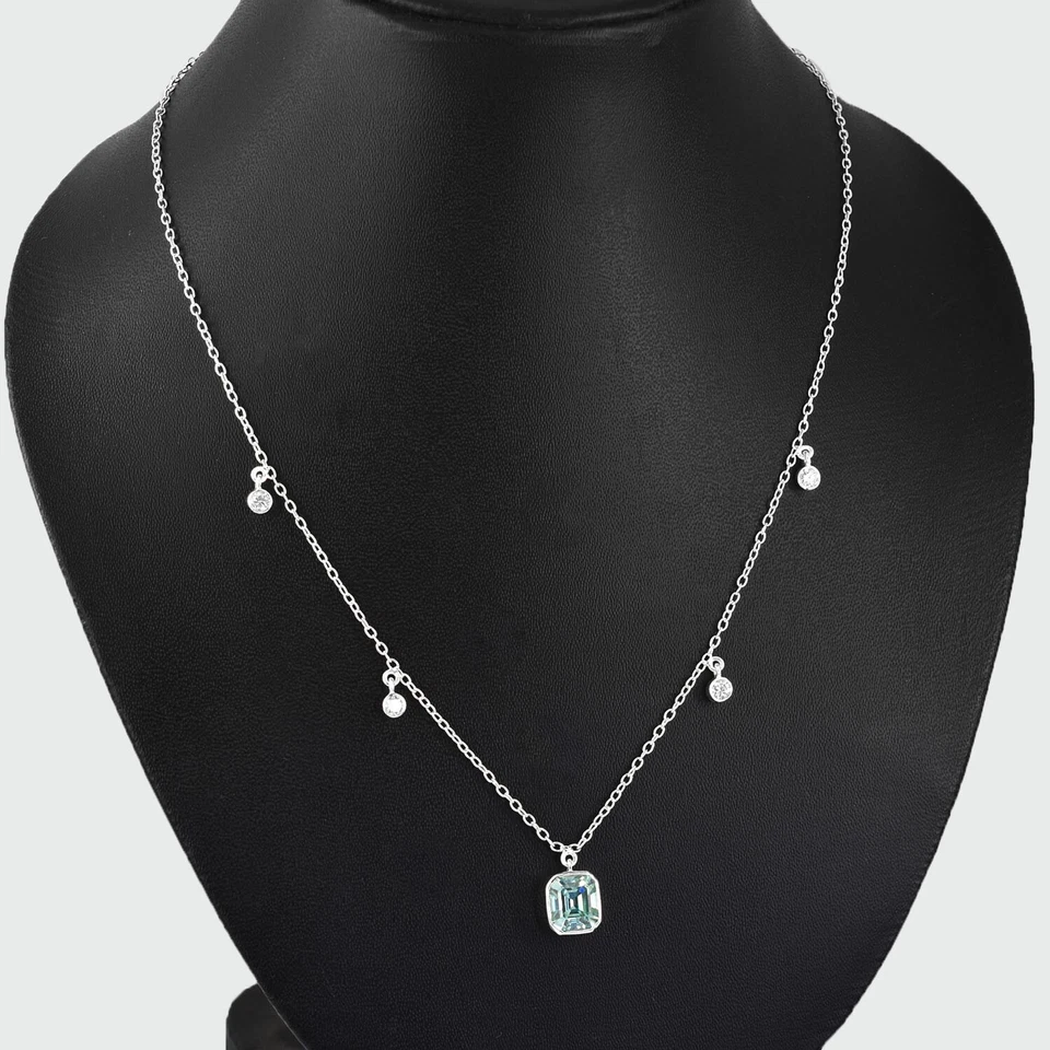 Collar solitario de diamantes blancos y azules de 3 quilates. Tachuelas de diamantes GRATIS Foto 1 de 4