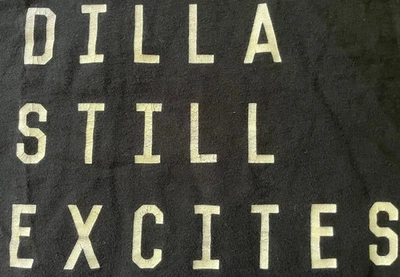 Camiseta J Dilla 'Dilla Still Excited', Hombre L, Stones Throw Records Foto 1 de 4