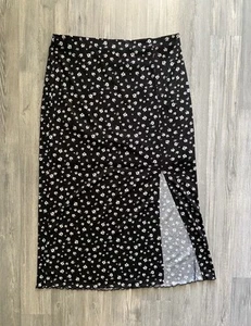 Schwarz-weißer Midirock mit Blumenmuster und seitlichem Schlitz - Bild 1 von 6
