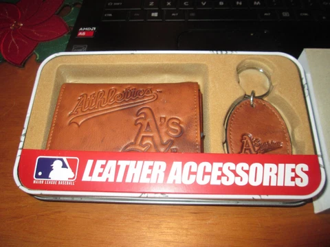 OAKLAND ATHLETICS LEATHER TRIFOLD WALLETAND KEY CHAIN GIFT SET NIB SWEET LOOKING Cover