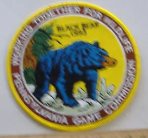 TOPPA IN TESSUTO PENNSYLVANIA GIOCO COMMISSION ORSO NERO 1993 - Foto 1 di 1