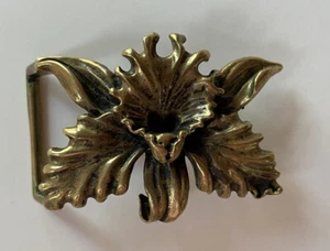 Hebilla de cinturón vintage de latón macizo pequeña floral firmada ISIS 80 Cleveland OH - Imagen 1 de 4