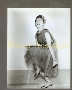 Foto d'epoca 1965 Deborah Kerr che balla in matrimonio sulle rocce rara originale - Foto 1 di 1