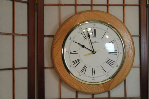 SETH THOMAS WALL CLOCK ROUND LIGHT WOOD QUARTZ Entrée STYLE VTG 1980 Cover