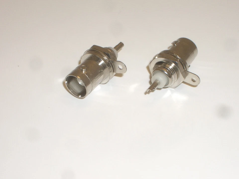 CONECTOR DE MONTAJE DE CHASIS HEMBRA OPEK AT-7031 BNC con PESTAÑA DE TIERRA JUEGO DE 2 PIEZAS 40-2615 Foto 1 de 1