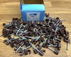 PACK OF 100 TRADE-FIX 6MM BROWN ROUND CABLE CLIPS WITH GALVANISED NAILS - Picture 1 of 3