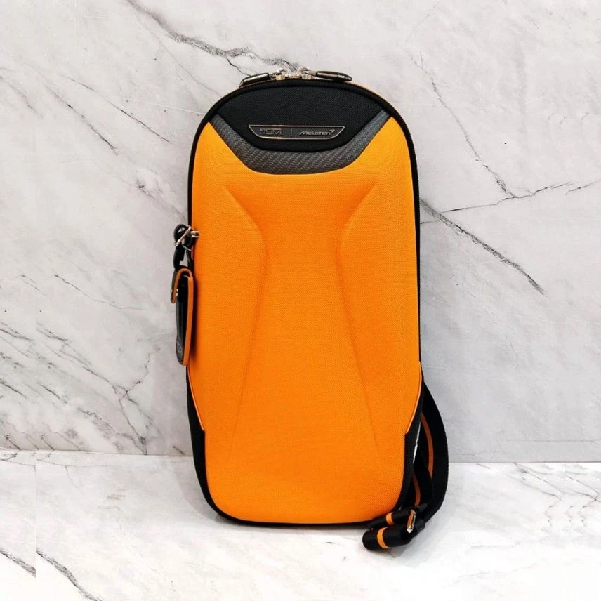 Bolso de hombro TUMI MCLAREN Torque Sling naranja salida F/S JP Foto 1 de 4