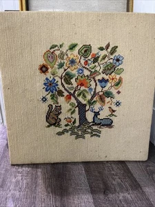 Antiguo punto de cruz costura árbol de la vida ardilla ciervo naturaleza arte popular 18" - Imagen 1 de 7