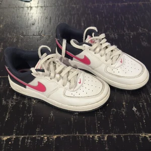 Nike Force 1 White/Fierce Pink Mädchen Sneaker, Gr. 1,5 (CZ1685-109) - Bild 1 von 13