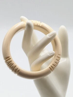 Ivory Color Lucite? Carved Bangle Bracelet Foto 1 de 4