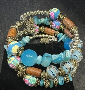 Brazalete brazalete con cuentas bobina de 3 niveles - cuentas de vidrio y madera - tono plata - azul usado en excelente estado - Imagen 1 de 8