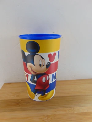 Taza de fiesta de plástico a rayas Mickey Mouse de 16 onzas - COMO NUEVA Foto 1 de 4