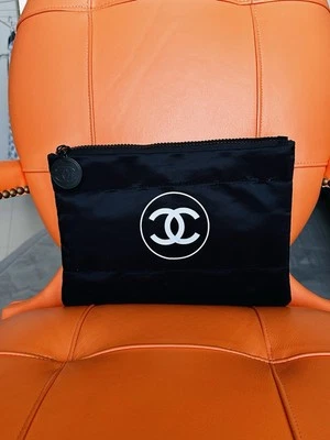 Chanel Bolsa de Belleza Nylon Negra, GWP, Totalmente Nueva Foto 1 de 4