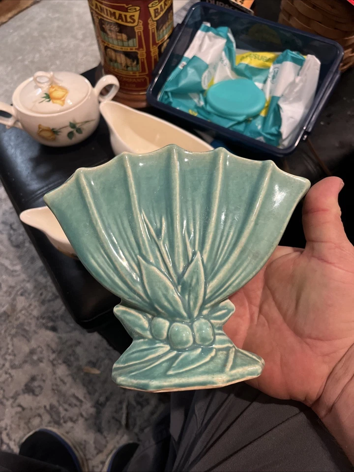 VINTAGE/ANTIQUE ORIGINAL MCCOY GREEN LEAVES AND BERRIES FAN VASE - Image 1 of 4
