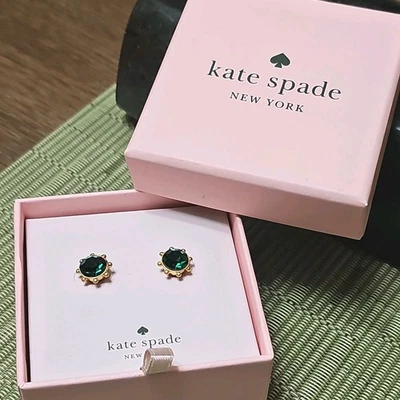 Pendientes KATE SPADE NUEVOS CON ETIQUETAS Esmeralda, Colores Voladores Bisel Tachuelas Etiquetas $39 Foto 1 de 4