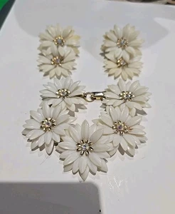 VINTAGE CORO SIGNIERT WEISSES GÄNSEBLÜMCHEN CLIP AUF ER und Armband KUNSTSTOFF MISS #115 - Bild 1 von 6