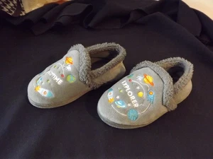 Kinder WONDER NATION Schlafzimmer Hausschuhe SCHUHE Schlafenszeit ERKUNDER Raum 11-12 - Bild 1 von 6