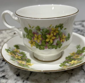 Vintage Queen Anne Bone China Teetasse und Untertasse Kleeblätter und Blumen - Bild 1 von 11