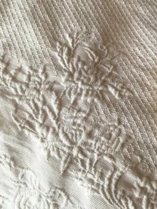 Beautiful Vintage White Matelasse King Size Coverlet Bedspread Portugal - Picture 1 of 23