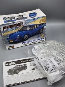 Revell Performance Porsche 911 Turbo 1:24 Model Kit NUOVO SIGILLATO 2014 modello MIB - Foto 1 di 8