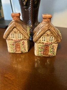 Cottage House Rosenthal Netter Painted Ceramic Salt & Pepper Shakers 2.5” Tall - Bild 1 von 6