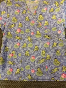 Scrub Advantage Women's Scrub Top - Frogs w/ 2 Pockets - Picture 1 of 4