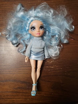 Muñeca Rainbow High Serie 3 Gabriella Icely Moda - Azul Claro Hielo Foto 1 de 4
