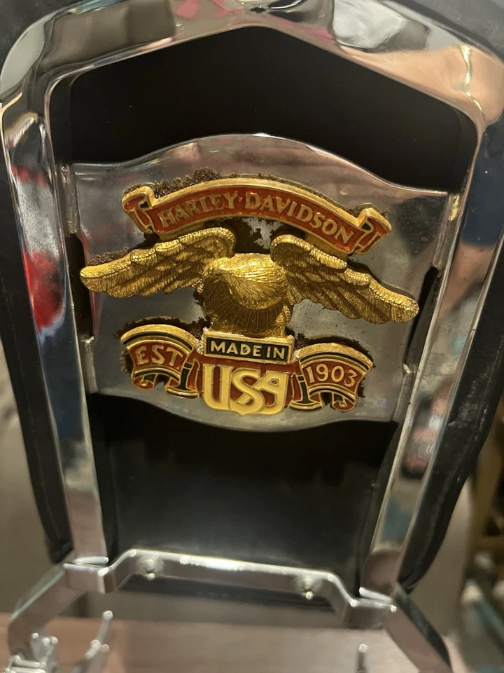 Assento Harley Davidson Chrome 1994 Sissy Est 1903 couro preto alado dourado - Imagem 1 de 4