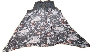 Top grigio senza maniche Torrid Plus taglia 2 (2X) con fiori - Foto 1 di 9