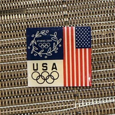 Atenas 2004 Equipo EE. UU. Atleta Olímpico Anillos Deportivos Solapa Dorada Pin Bandera Americana Foto 1 de 2