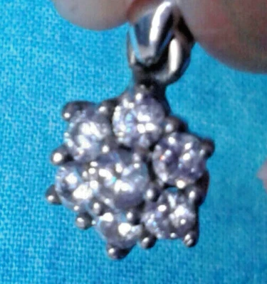 CIONDOLO FIORE  IN ORO BIANCO 750-CON 7 ZIRCONI  BIANCHI -NUOVO !-PESO GR. 2,6 - Immagine 1 di 4