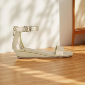 Kenneth Cole Reaction Womens Great Viber Wedge Sandals Soft Gold Size 9.5M NIB - Picture 1 of 3