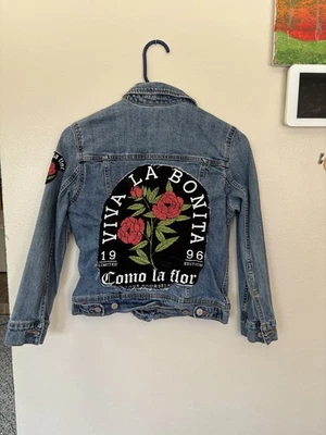 Chaqueta vaquera reciclada Old Navy con decoración Selena Quintanilla mujer talla XS petite Foto 1 de 4