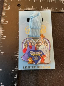 2014 Disney Royal Family 5K 1/2 Marathon Cinderella Medal Lanyard Pin Rundisney - Picture 1 of 6
