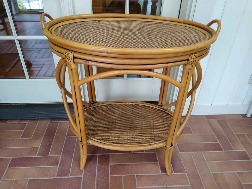 Mesa auxiliar ovalada de bambú de ratán Hollywood Regency de colección Pier One Foto 1 de 1