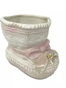 Maceta botín bebé cerámica vintage blanca con cinta rosa - Imagen 1 de 5