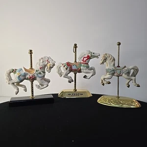 Ornamenti natalizi vintage giostra cavalli set di 3 segni distintivi, House of Lloyd - Foto 1 di 23